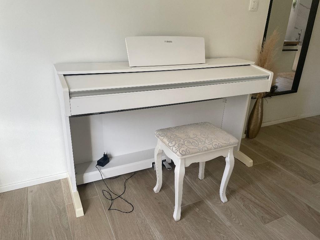 Digitale piano Yamaha, Muziek en Instrumenten, Ophalen, Wit, Digitaal, Zo goed als nieuw