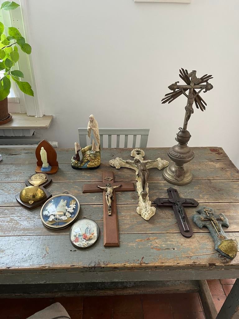 ANTIEKE RELIGIE KRUISBEELD ALTAARKRUIS  BEEKD GLAS MEDAILLON, Antiek en Kunst, Antiek | Religieuze voorwerpen, Ophalen of Verzenden