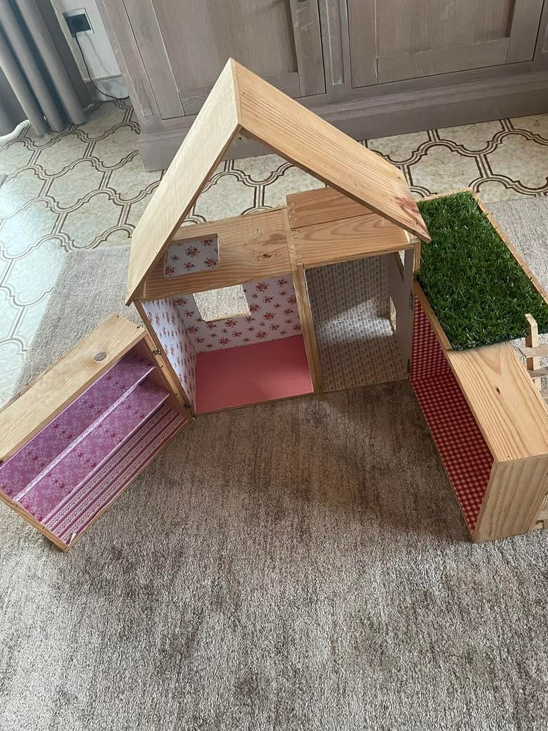 Maison de poupée en bois avec cloches et poupée Barbie, Enlèvement ou Envoi, Comme neuf, Maison de poupées