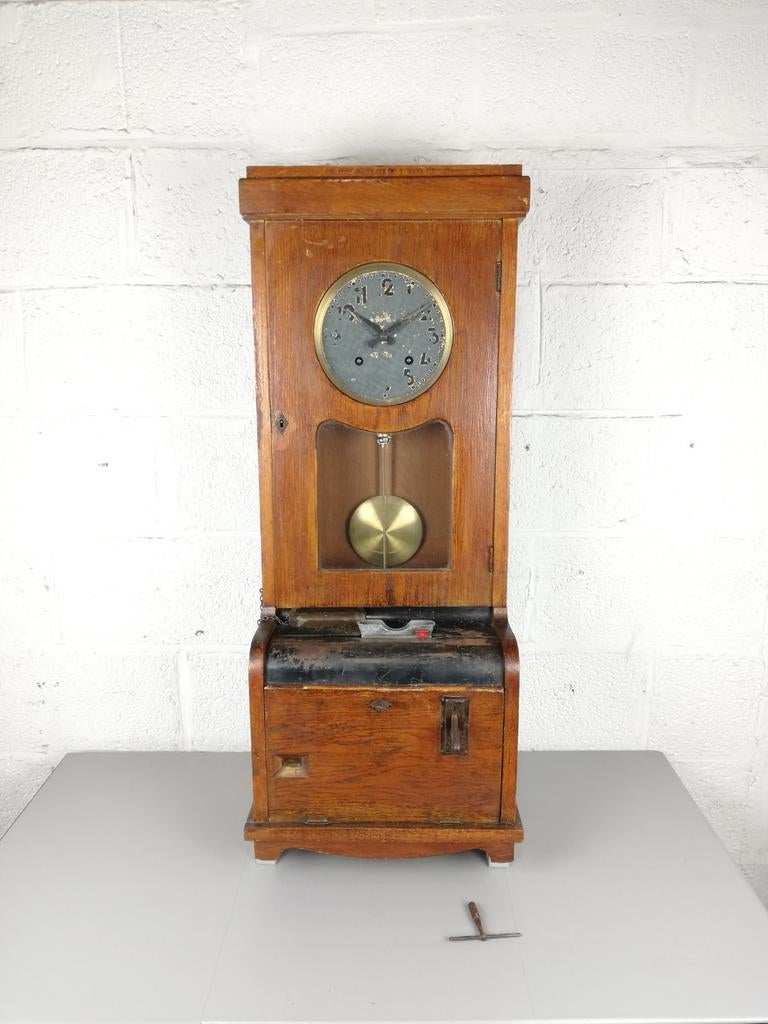 Grote antieke prikklok, Ophalen