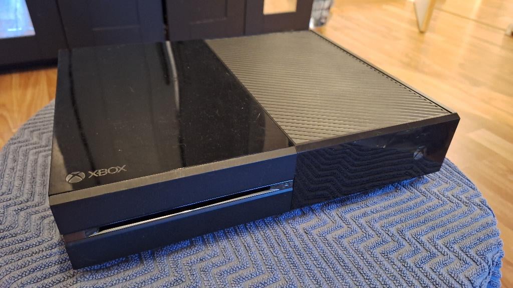 Xbox One + controller + Skyrim en Dishonored 2, Games en Spelcomputers, Ophalen, Xbox One, Met 1 controller, 500 GB