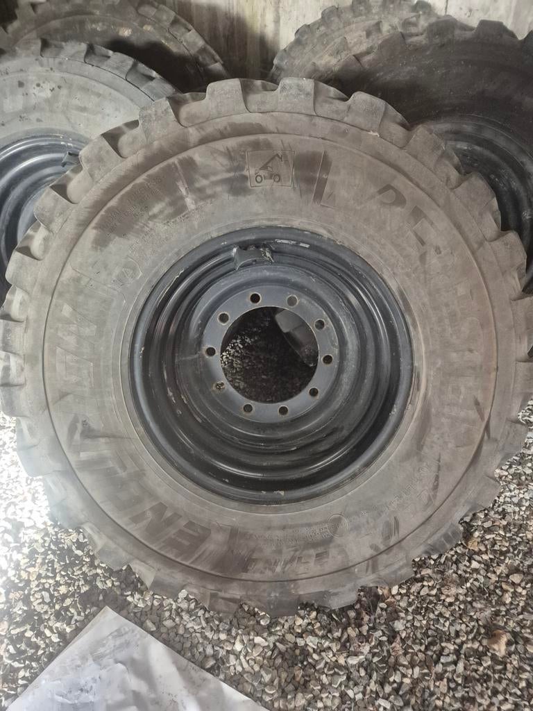 5 jantes et pneus vredestein 500/70/24 très peu servi, Enlèvement