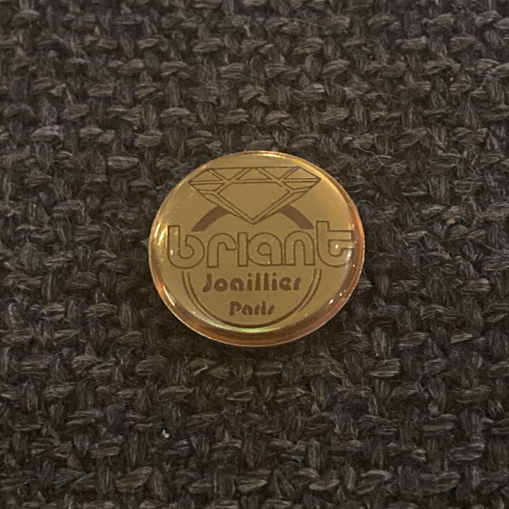 PIN - BRIANT - BIJOUTIER - JOAILLIER, Envoi, Utilisé, Autres sujets/thèmes, Insigne ou Pin's