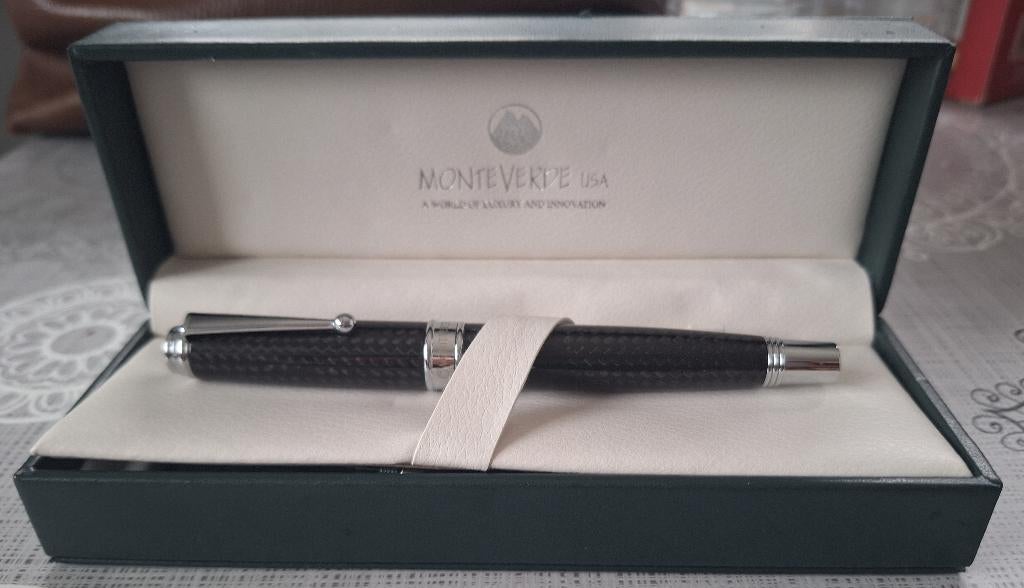 stylo plume - monteverde usa - invincia deluxe carbon black, Collections, Autres marques, Enlèvement ou Envoi, Stylo, Avec boîte