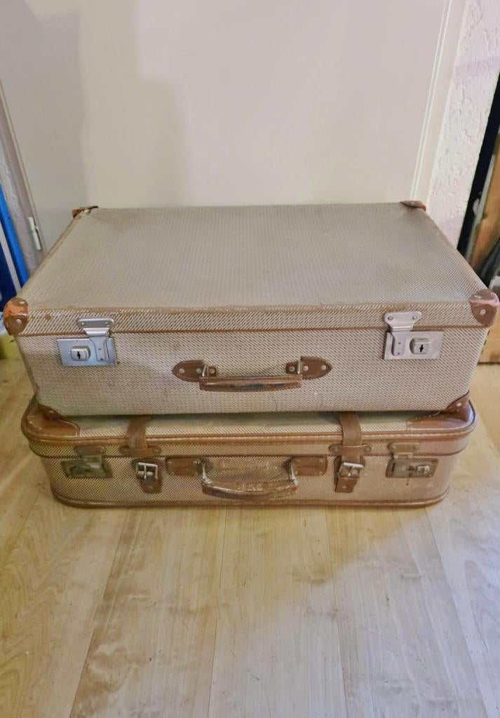 2 vintage koffers,65 cm en 70 cm,zie foto's.Retro, Antiek en Kunst, Antiek | Woonaccessoires, Ophalen of Verzenden