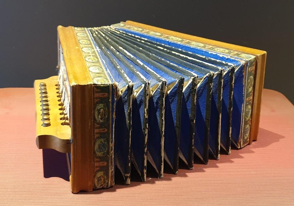 Ancien accordéon d'époque Napoléon III, Enlèvement ou Envoi