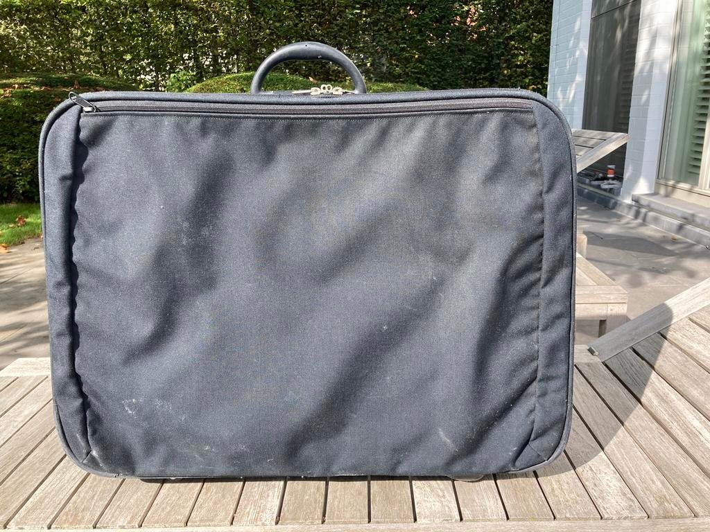 Ruime en lichte kwaliteitsvalies Mandarina Duck -zwart, Ophalen, Zo goed als nieuw, Wieltjes