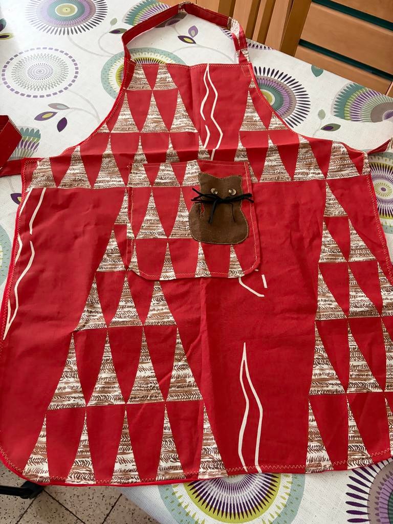 Tablier de cuisine artisanal – Rouge  avec motif chat ️, Maison & Meubles, Enlèvement ou Envoi, Comme neuf, Rouge, Tablier