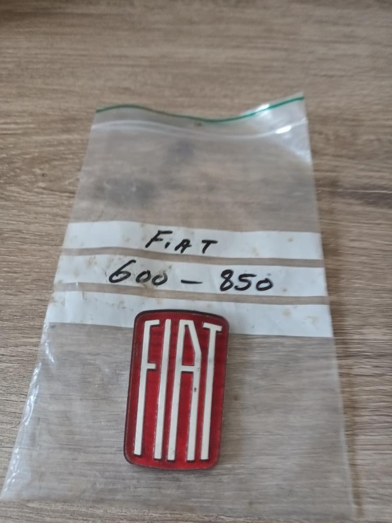 Fiat 600-850 badge oldtimer, Ophalen, Gebruikt