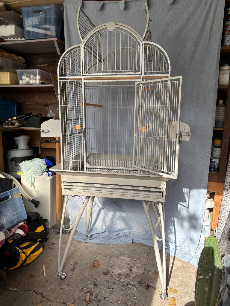 Kooi voor parkieten of kleine papegaai ( merk MONTANA), Dieren en Toebehoren, Ophalen, Gebruikt, Metaal, Vogelkooi