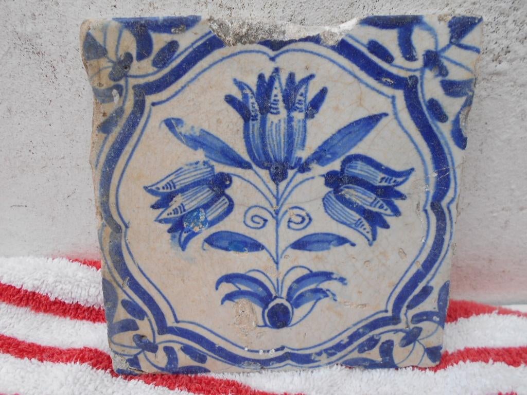 antieke DELFTSE tegel  bloem  18e eeuw, Antiek en Kunst, Antiek | Wandborden en Tegels, Ophalen of Verzenden