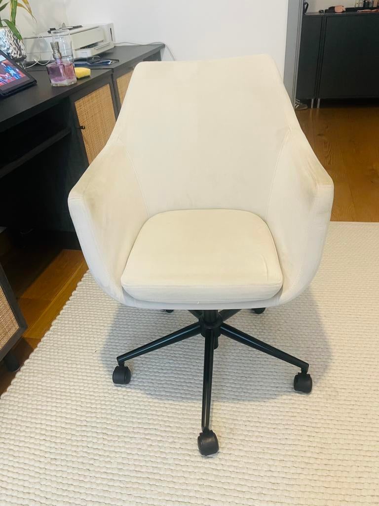 stoelen en bureaus, Ophalen, Zo goed als nieuw