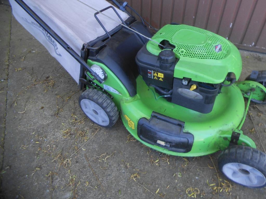 tondeuses LAWN BOY AUTO-TRACTEE en bon état., Jardin & Terrasse, Tondeuse rotative, Tondeuses à gazon à essence, Comme neuf, Fonction de mulching