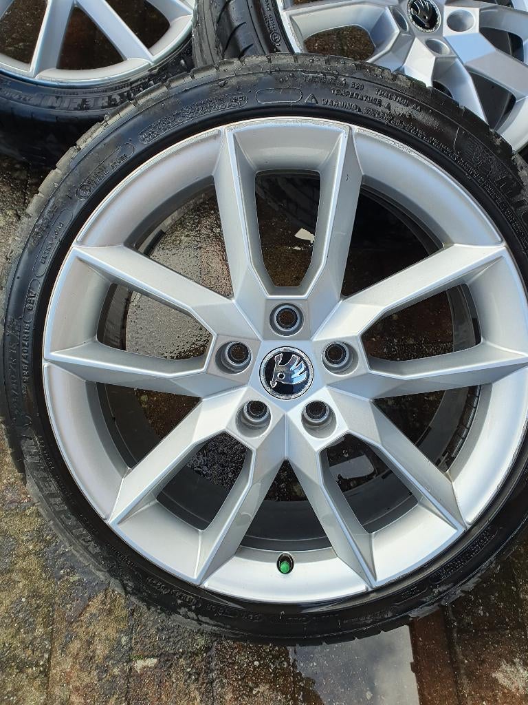 Jantes Skoda 5x112 d'origine, Pneus hiver, Véhicule de tourisme, 18 pouces, Enlèvement