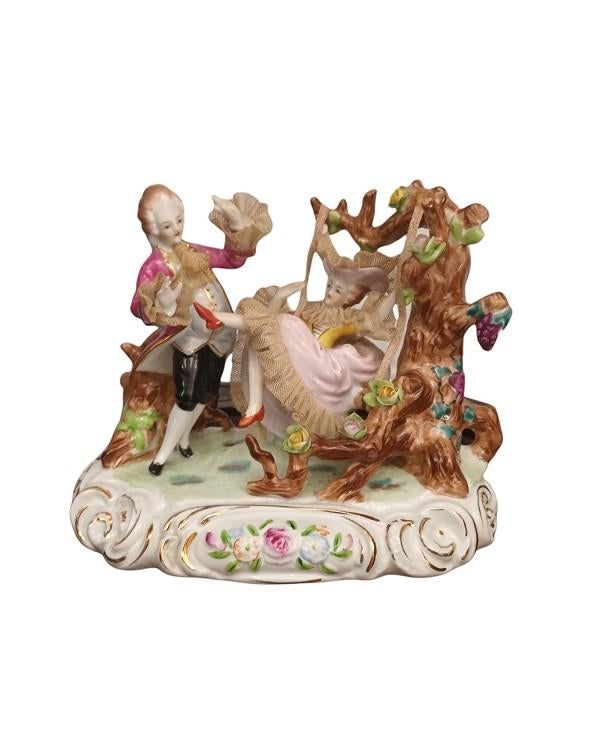 koppel aan de schommel met kantwerk., Antiek en Kunst, Ophalen