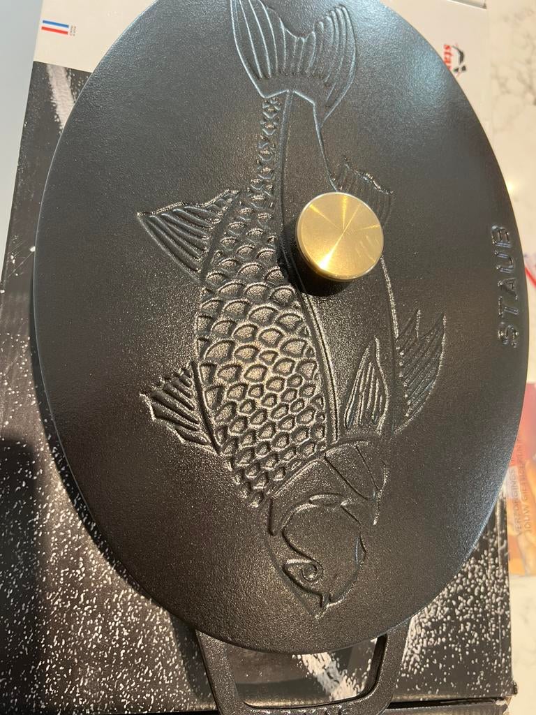 Plat à four Staub noir mat 33 cm neuf, Maison & Meubles, Neuf, Enlèvement ou Envoi, Autres types, Plaque céramique