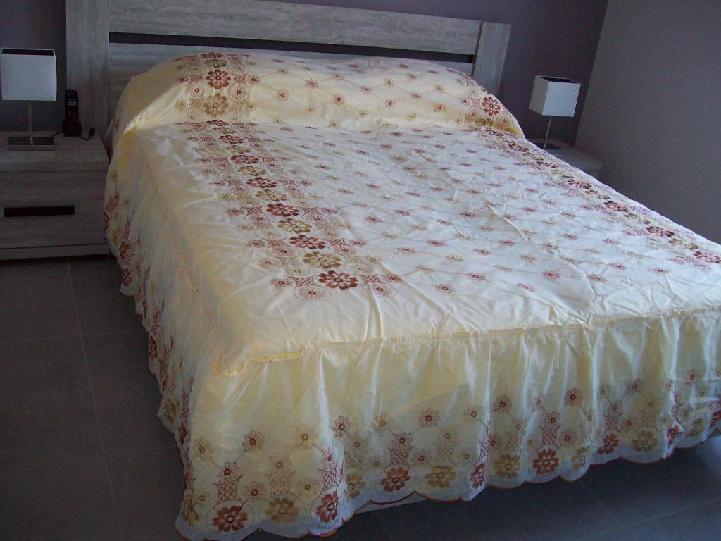 Satijnen sprei voor 2 personen in perfecte staat, Huis en Inrichting, Slaapkamer | Beddengoed, Ophalen, Zo goed als nieuw, Tweepersoons