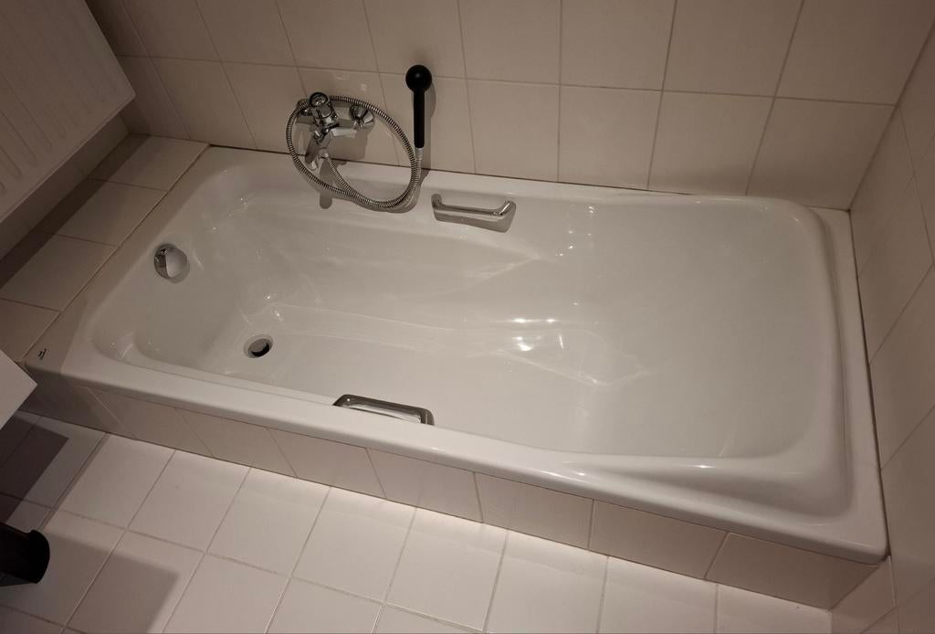 WIT ACRYL LIGBAD met KRAAN EN DOUCHE-KOP, Ophalen, Zo goed als nieuw, Met douche