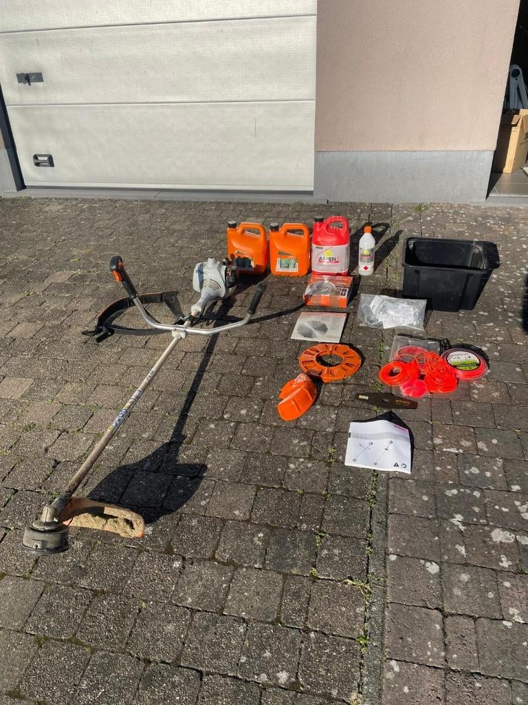 Débroussailleuse/tondeuse à arêtes STIHL FS 55, Jardin & Terrasse, Débroussailleuses, Enlèvement, Utilisé, Essence, Stihl