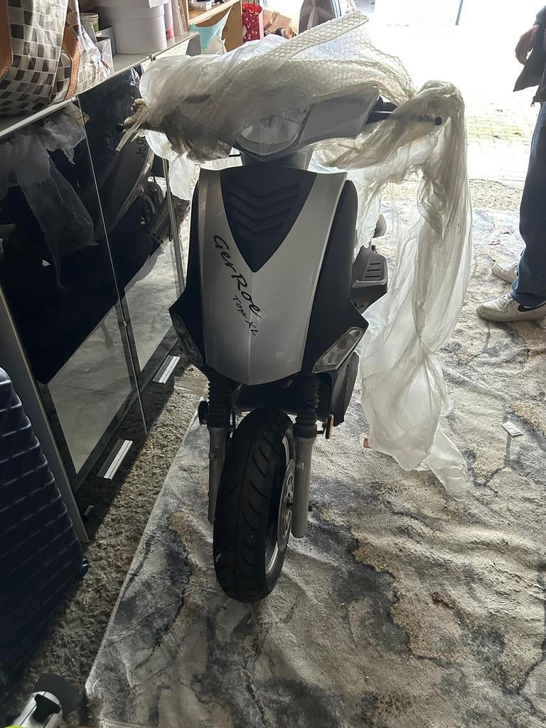 YM50QT-C,50c,2sleutels,05/2010,ongebruikt in krat,klaasA25km, Fietsen en Brommers, Scooters | Peugeot, Ophalen, Overige modellen