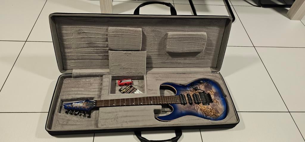 Ibanez RG1070PBZ in nieuw staat + ibanez case., Musique & Instruments, Instruments à corde | Guitares | Électriques, Enlèvement