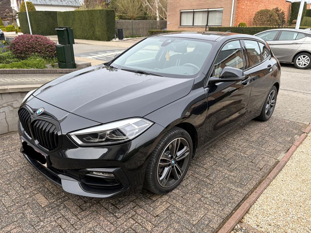 BMW 118i - zwart - 2020 te koop - uitstekende staat, Auto's, BMW, 1 Reeks, Zwart, USB, Leder en Stof