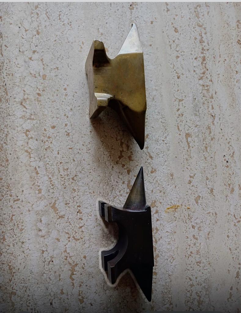 2  vintage kleine aambeelden, Doe-het-zelf en Bouw, Ophalen of Verzenden, Gebruikt