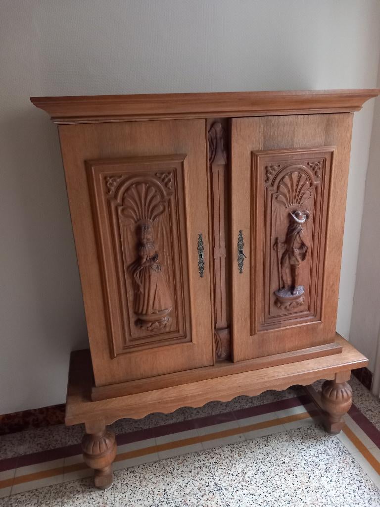 Buffet en chêne massif Sculptures en relief, Maison & Meubles, 25 à 50 cm, Comme neuf, 100 à 150 cm, Enlèvement