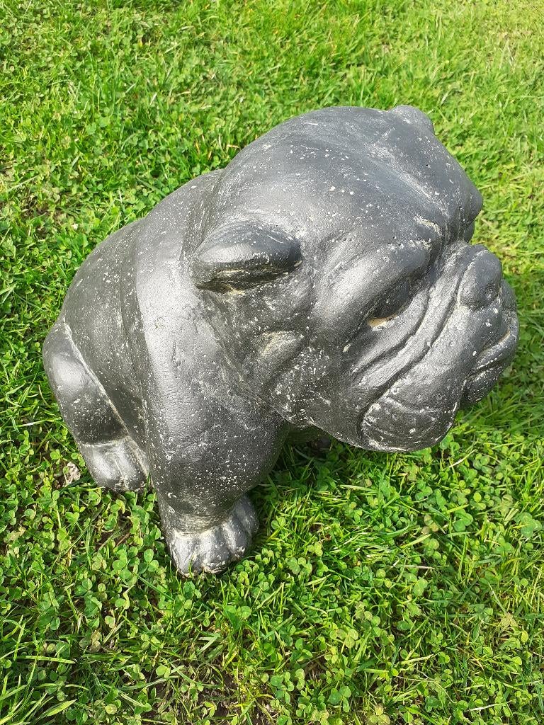 BOULEDOGUE ANGLAIS EN PIERRE PATINEE (hauteur 30 cm )., Enlèvement ou Envoi, Neuf, Autres matériaux, Animal