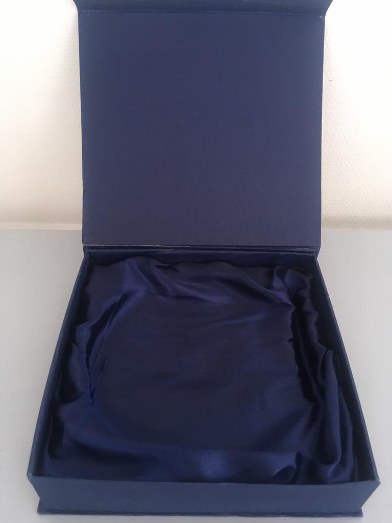 Juwelendoos met blauw satijn, L = B 25 cm, H 7 cm., Ophalen
