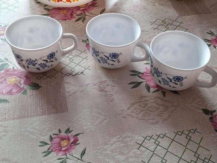 3 tasses en arcopal Myosotis, Antiquités & Art, Enlèvement ou Envoi