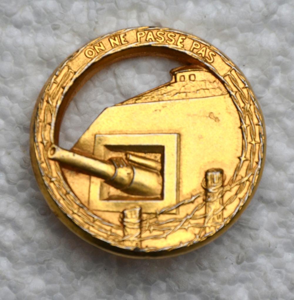 Insigne, Maginotlinie WOII, “On Ne Passe pas”, Goudkleurig, Verzamelen, Militaria | Algemeen, Landmacht, Embleem of Badge, Ophalen of Verzenden