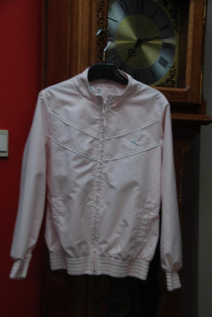 Tennis Veste, blouson"DOMYOS" rose T122/133cm ou 7/8ans TBon, Sports & Fitness, Tennis, Enlèvement ou Envoi, Comme neuf, Vêtements