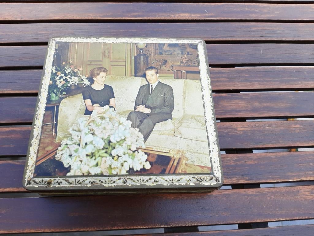 Boîte en métal Delacre avec Albert et Paola, Collections, Enlèvement ou Envoi, Comme neuf