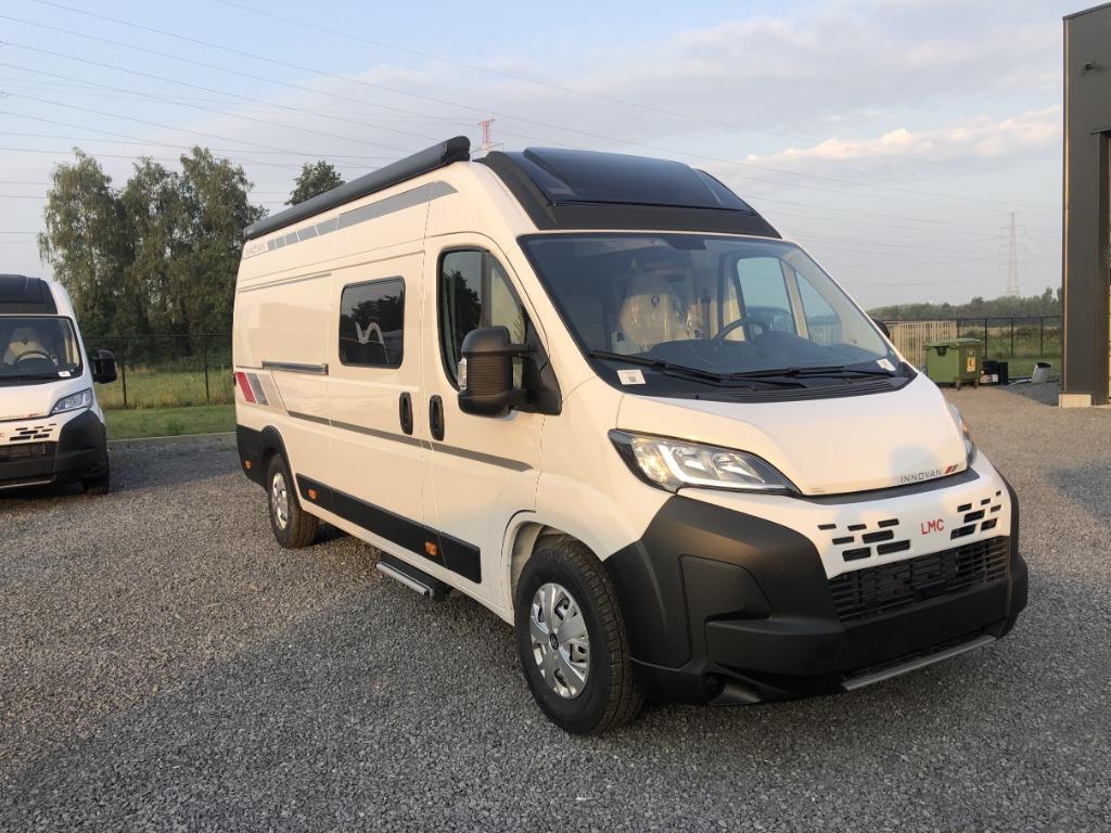 🚐✨ LMC Innovan 640 – Automaat - Lengtebedden - Nieuw🔥, Caravanes & Camping, Camping-cars, Marchepied électrique, 6 à 7 mètres