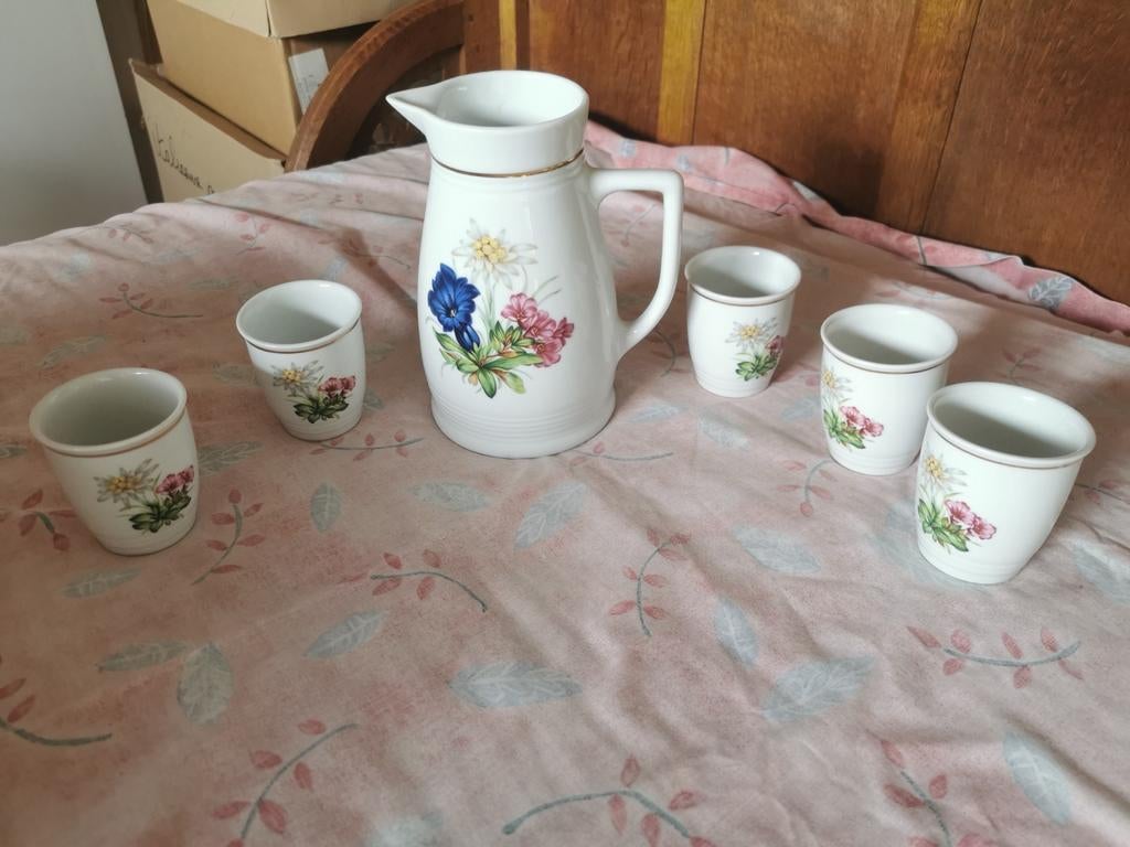 Bel ensemble ancien composé d'une cruche et de 5 tasses en p, Enlèvement ou Envoi