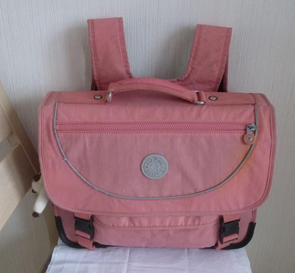 Kipling cartable rose 6 à 12 ans + singe (140 € en boutique), Bijoux, Sacs & Beauté, Sacs | Cartables, Enlèvement ou Envoi, 30 à 40 cm