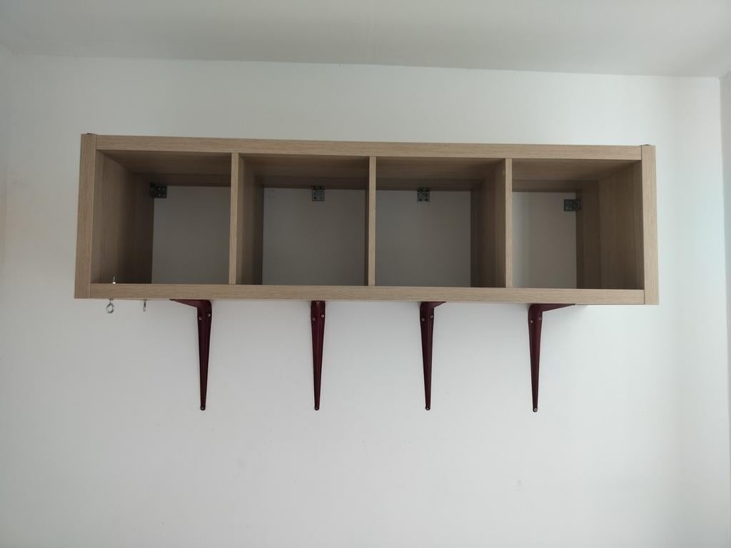 Ikea Kallax aan de muur, Enlèvement