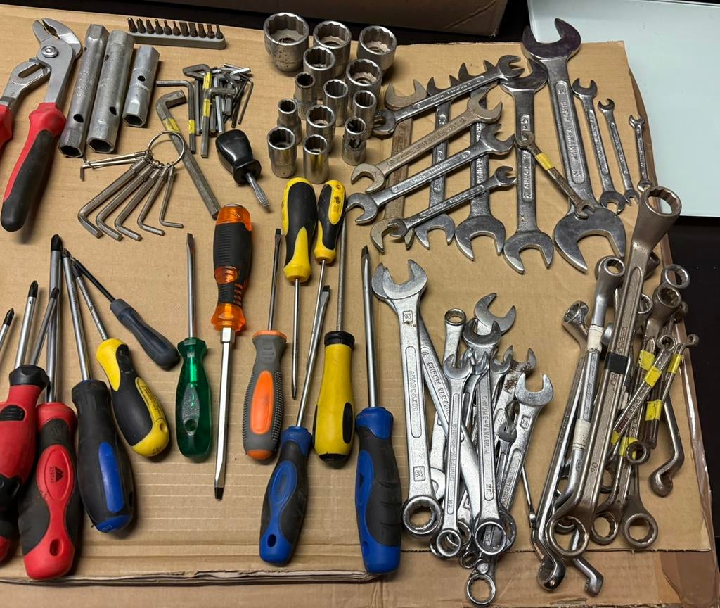 OUTILLAGE OUTILS DE GARAGE COFFRE ET OUTILS TRES BON ETAT, Enlèvement, Utilisé