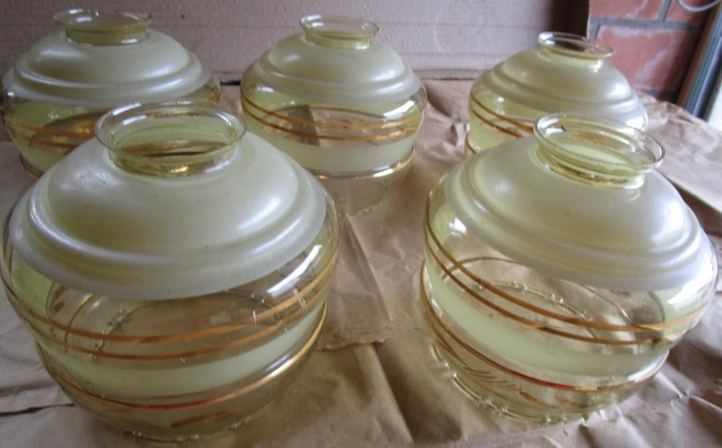 5 antieke glazen lampenkappen, Ophalen