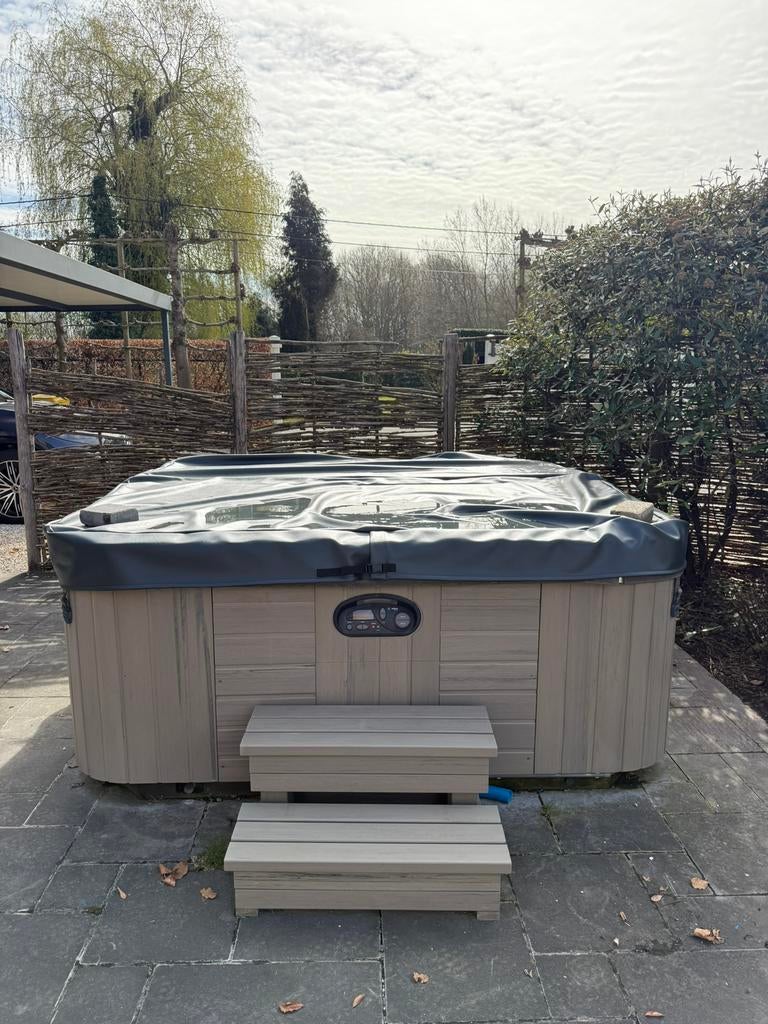 Hotspring jacuzzi te koop wegens vernieuwing, Tuin en Terras, Ophalen, Gebruikt, Trap, Vast