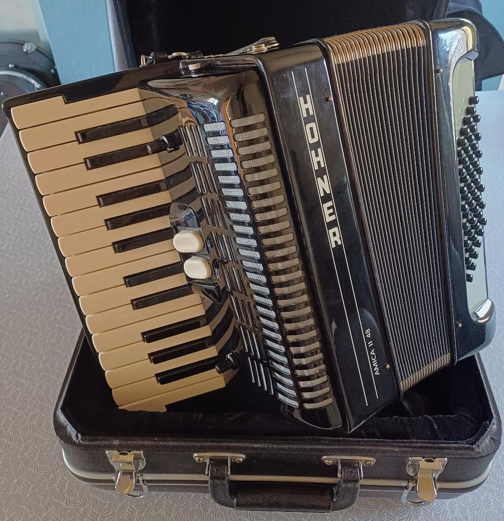 Hohner Amica II 48 met ingebouwde microfoons, Met koffer, Hohner, 48-bas, Gebruikt