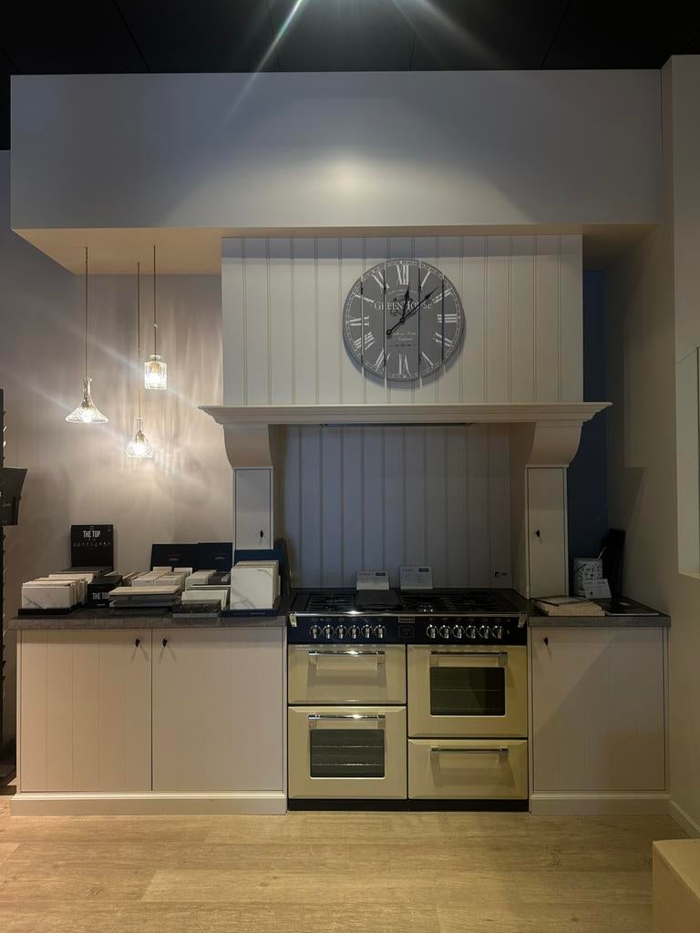 Landelijke keuken met blauwe steen en groeven, Huis en Inrichting, Keuken | Complete keukens, Ophalen, Graniet of Steen, Crème