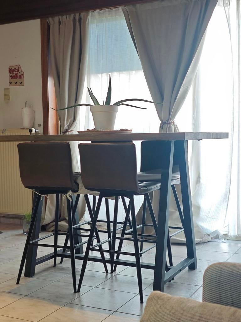 Table haute style industriel + 4 chaises – Très bon état, Enlèvement