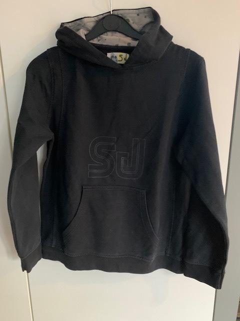 JBC zwarte sweater met opdruk, kap en zak: 170/176, Kinderen en Baby's, Kinderkleding | Maat 176, Ophalen of Verzenden, Zo goed als nieuw