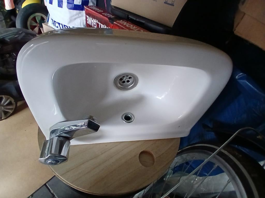 Lavabo, toilettes, petit espace avec robinet d'eau froide, Bricolage & Construction, Sanitaire, Enlèvement, Robinet