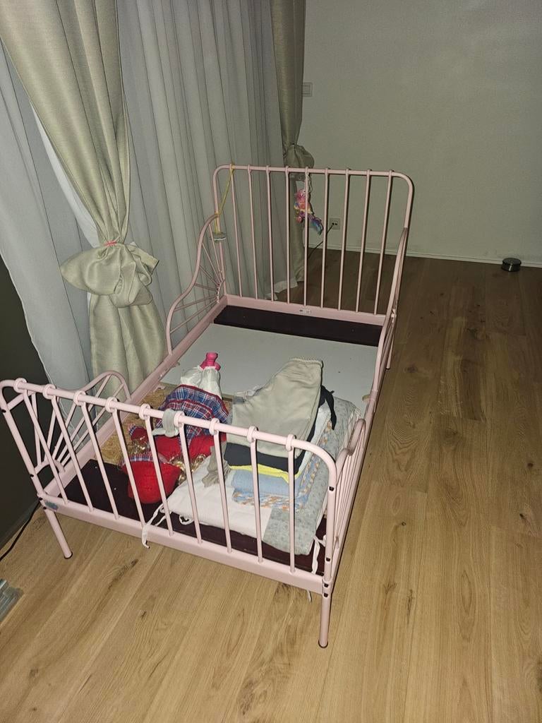 Lit enfant en métal rose avec barrières de sécurité

Descrip, Enfants & Bébés, Chambre d'enfant | Lits, Enlèvement, Matelas