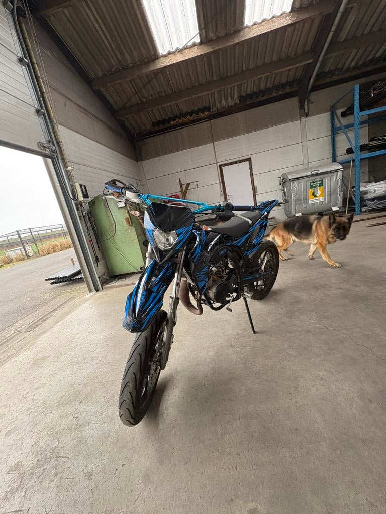 Sherco 50SM blackmoon + helm en bril, Fietsen en Brommers, Brommers | Derbi, Ophalen, 6 versnellingen, 50 cc, Klasse B (45 km/u)