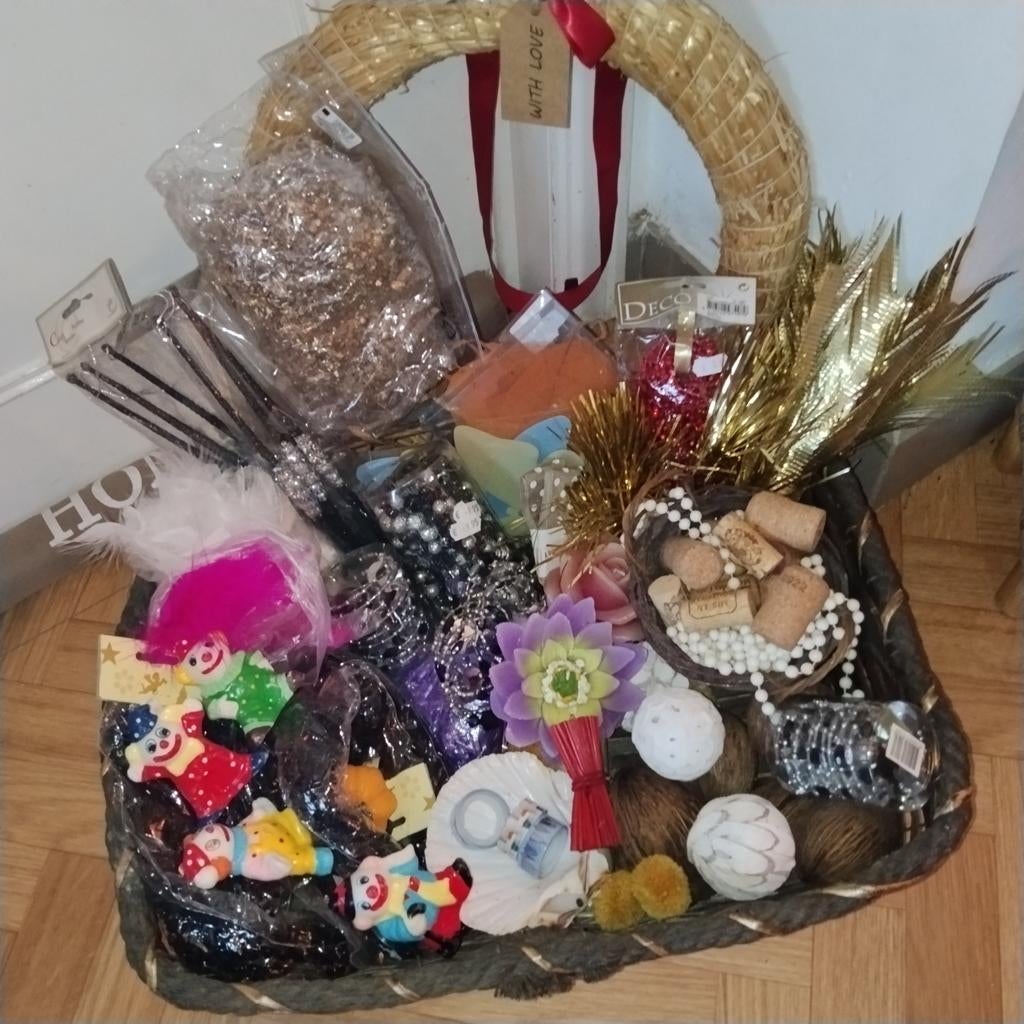 Grote mand met decoratie en knutselmateriaal, Ophalen