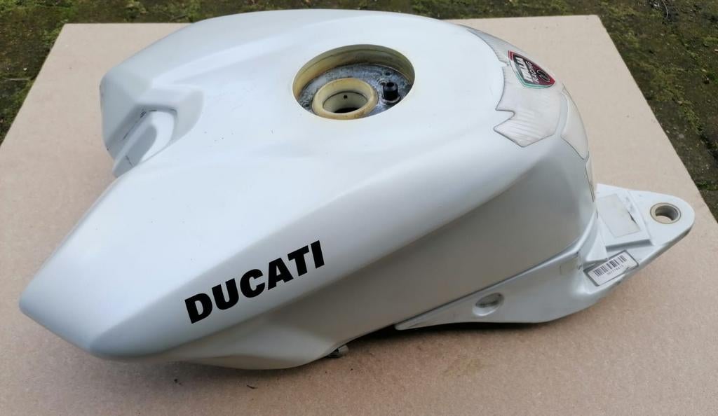 Réservoir d'essence Ducati 848, Enlèvement